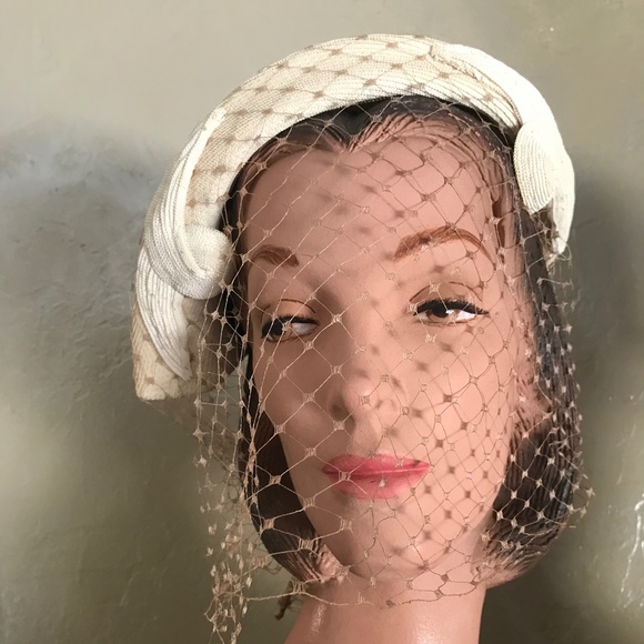 ELEGANT 1950s' CREAM COLOR STRAW ASYMMETRICAL TOQUE WITH BEADED APPLIQUÉS & VEIL - Picture 2 of 8